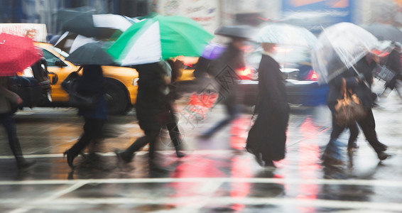 下雨的城市街道交通高清图片素材