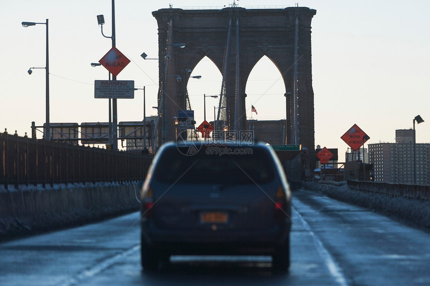 布鲁克林桥上的汽车驾驶图片
