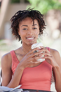 妇女在户外喝咖啡快餐高清图片素材