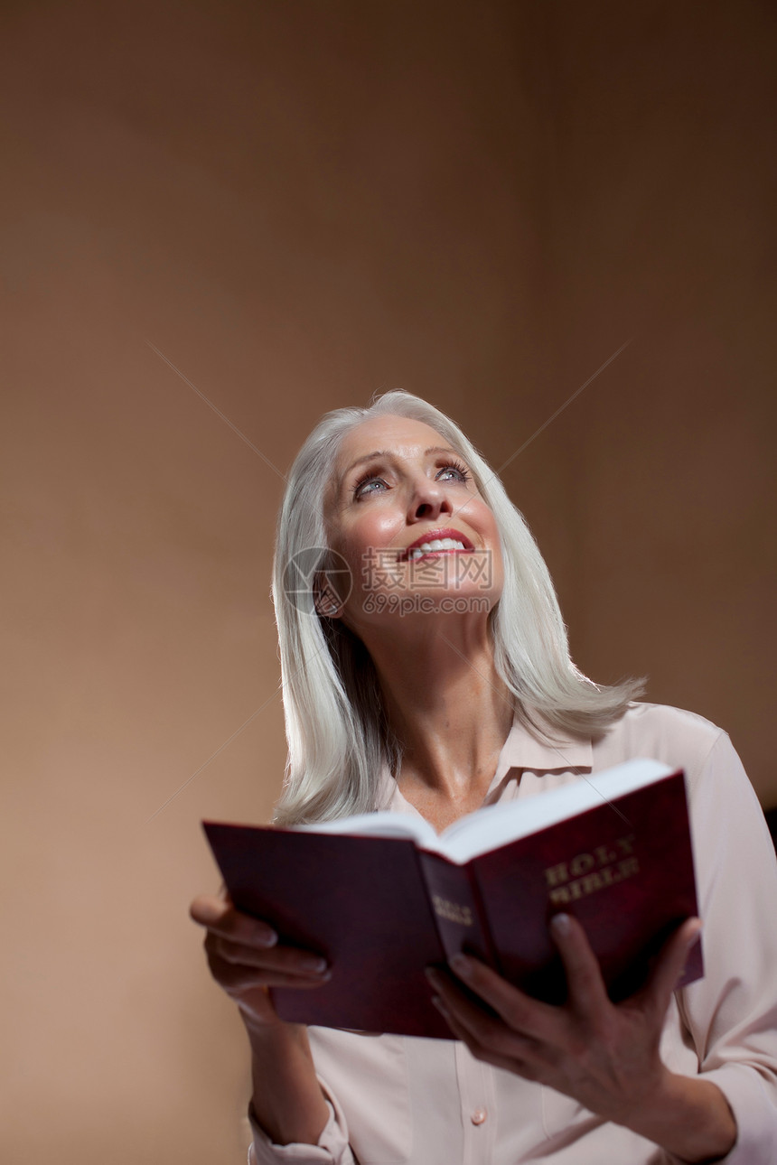 读圣经的老年妇女图片