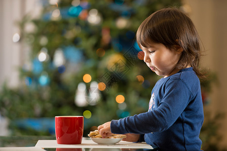 女孩吃圣诞饼干图片