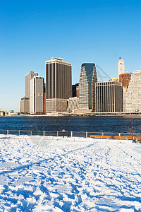 纽约市现代建筑楼和雪地公园图片