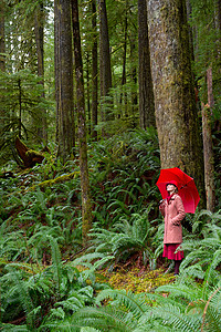 在森林中行走的女人图片