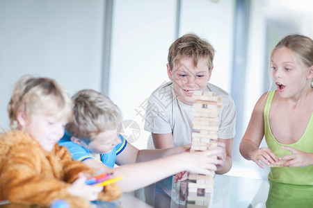 一群儿童玩积木游戏图片