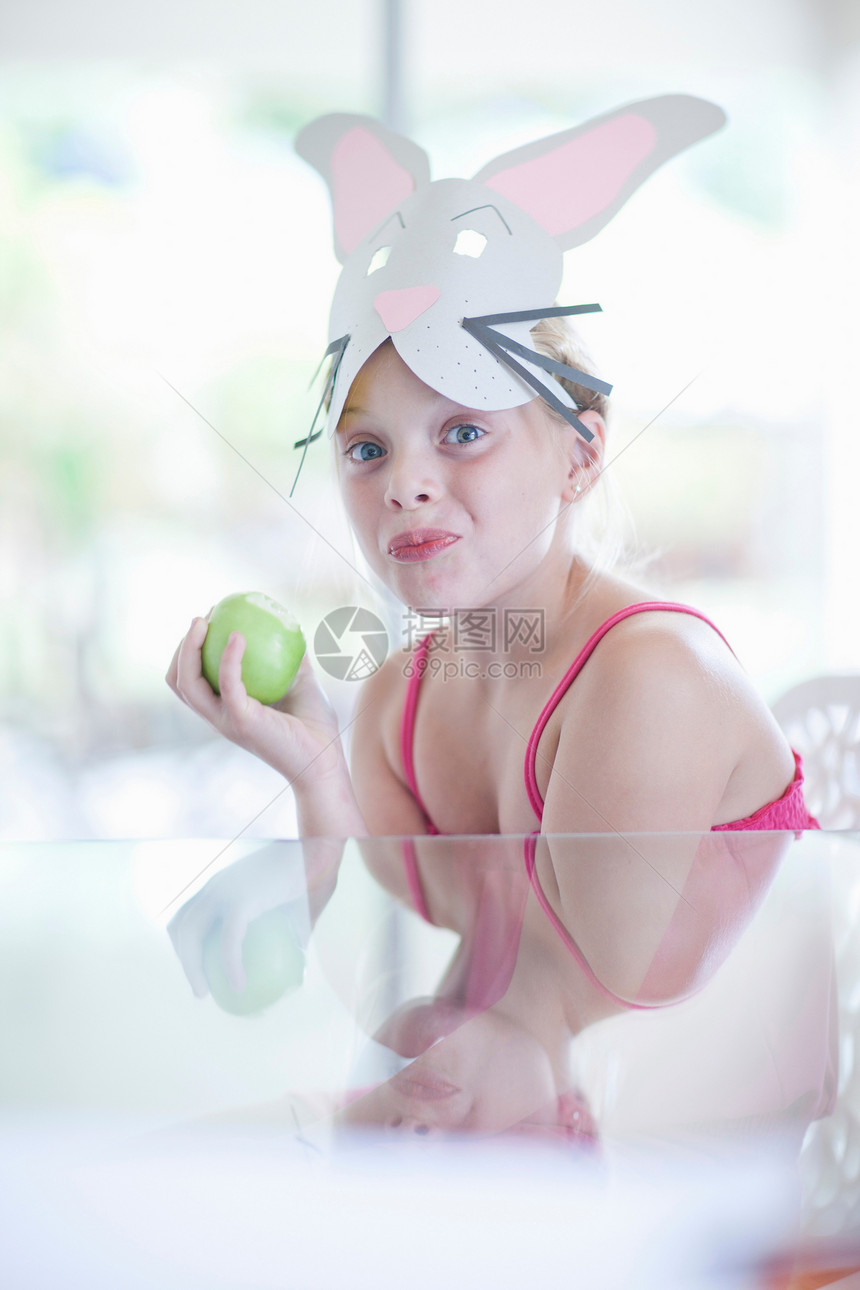 穿着兔子装的女孩吃苹果图片