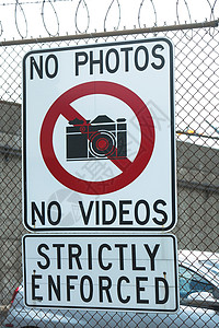铁丝栅栏上禁止摄影的标志图片