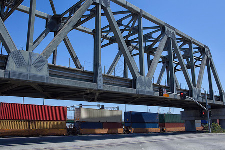 美国加利福尼亚州洛杉矶港的桥梁集装箱和货物图片