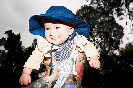 戴着蓝色防晒帽的男孩婴儿图片