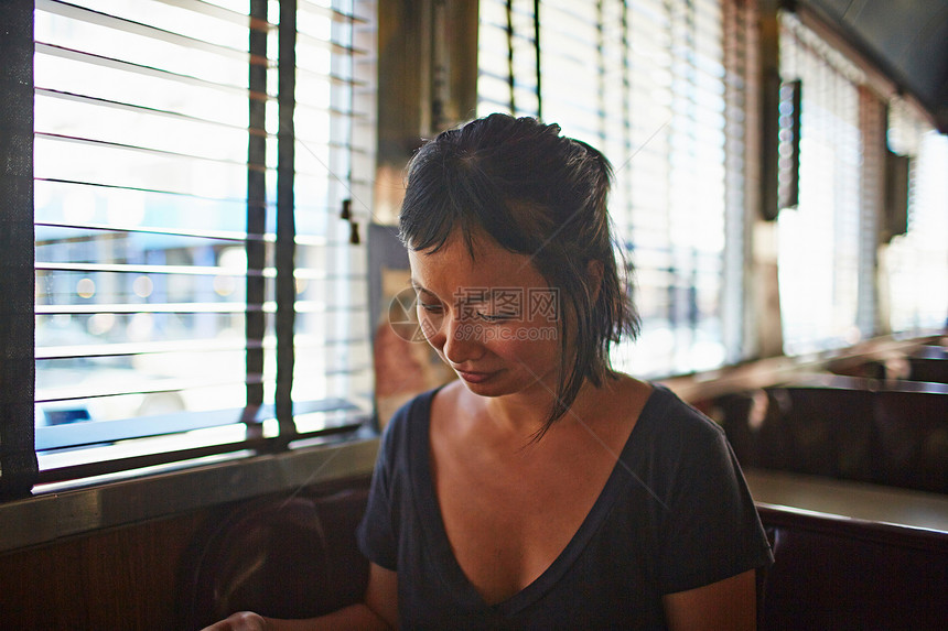 咖啡厅中的女人图片