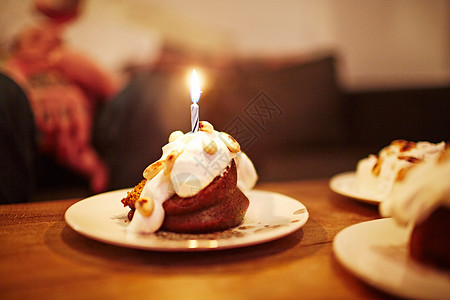 甜点上点着生日蜡烛背景图片