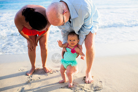 荷兰圣马丁海滩上孙女和祖父母图片