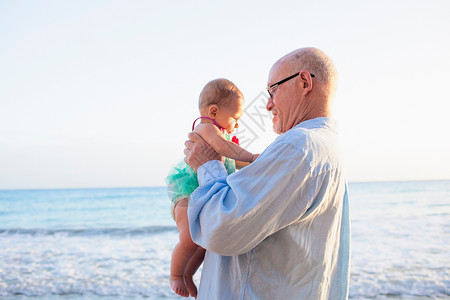 荷兰圣马丁海滩上孙女和祖父图片