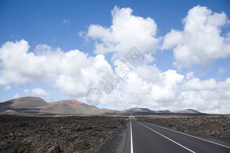 山里的蓝天白云和公路图片