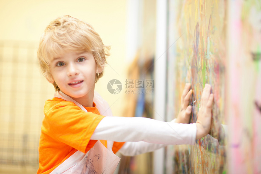男孩触摸画墙图片