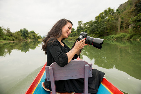 老挝的南宋河船上的妇女背景图片
