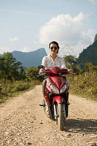 老挝骑着摩托车的妇女图片