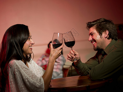  中年夫妇在餐厅喝着红酒微笑着图片
