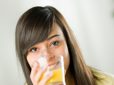 喝橙汁的女人玻璃高清图片素材