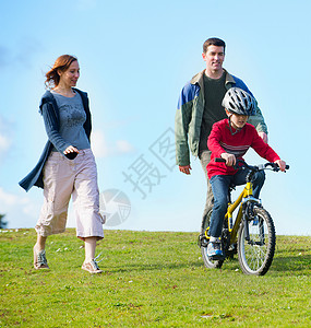 父母看儿子骑自行车图片