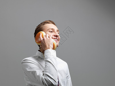 男子使用汉堡形状的电话图片
