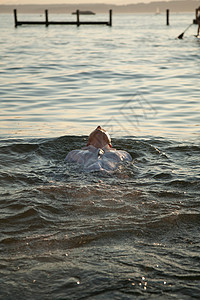 人漂浮在水中图片