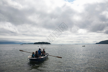 一家人在海上划船图片