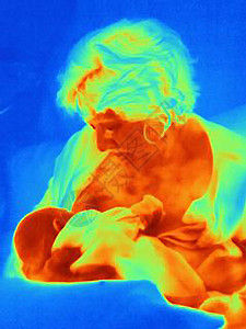 母乳喂养的母亲喝新生儿的热成像图片
