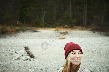 森林前的女人在微笑图片