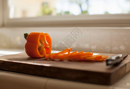 切板上的红辣椒片图片