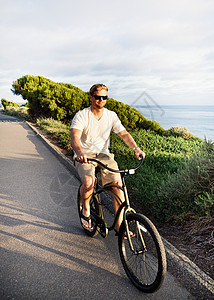 骑自行车出行的男子图片