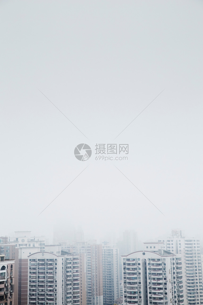 上海摩天大楼高雾顶楼图片
