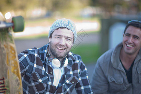 两个带滑板的男性朋友愉快高清图片素材