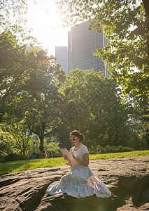 在纽约中央公园的成年妇女图片