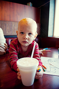 小男孩在咖啡馆里买奶昔图片