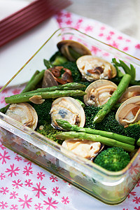 新鲜的日本菜配有海鲜和花椰菜图片