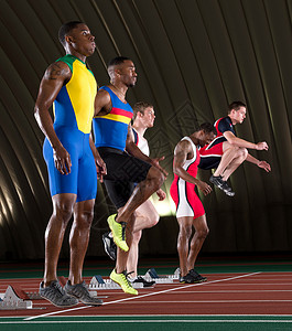 运动员站在起点准备奔跑背景图片