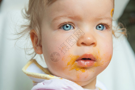 吃食物的婴儿女孩图片