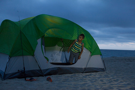 海滩帐篷中的男孩背景图片