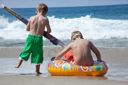 两个男孩在沙滩上玩团结高清图片素材