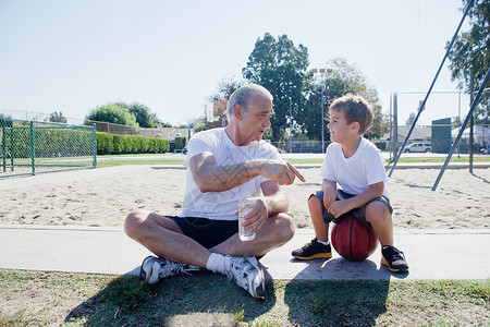 祖父和男孩在篮球场图片