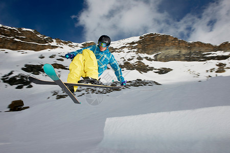空中的滑雪运动员图片