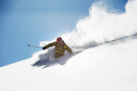滑雪下山的滑雪者图片