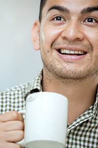喝咖啡的中成年男子图片
