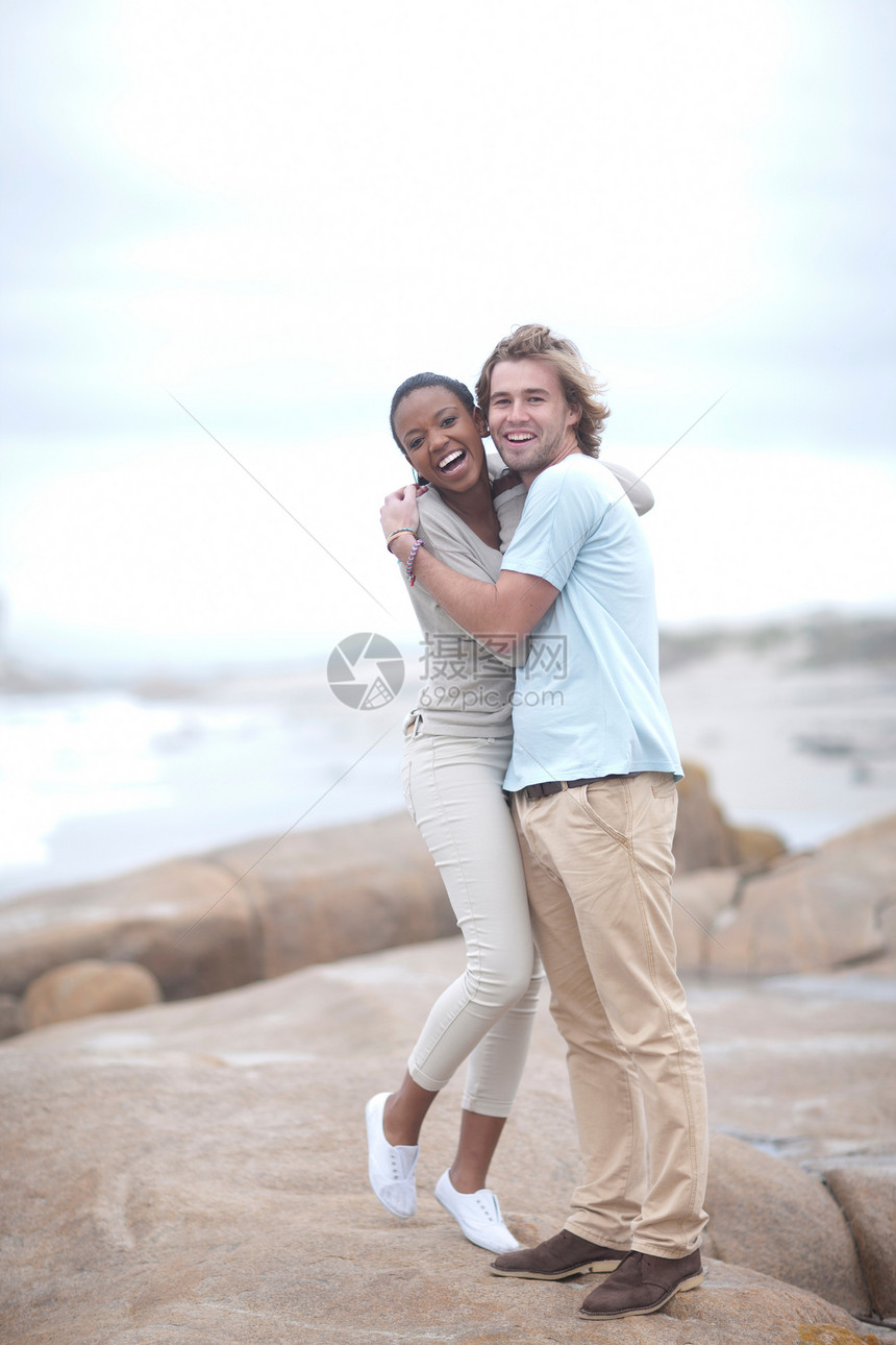 在沙滩上拥抱的情侣图片