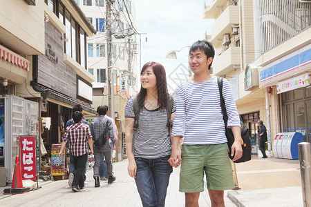 年轻夫妇手牵收走过日本贡仓图片