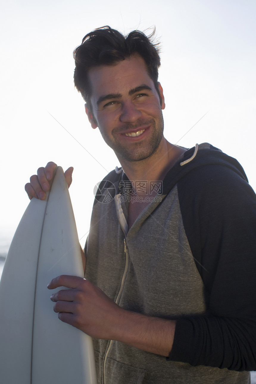 持有冲浪板的年轻人美国加利福尼亚州圣地哥图片