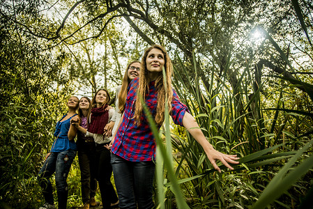 5名年轻妇女探索沼泽地图片
