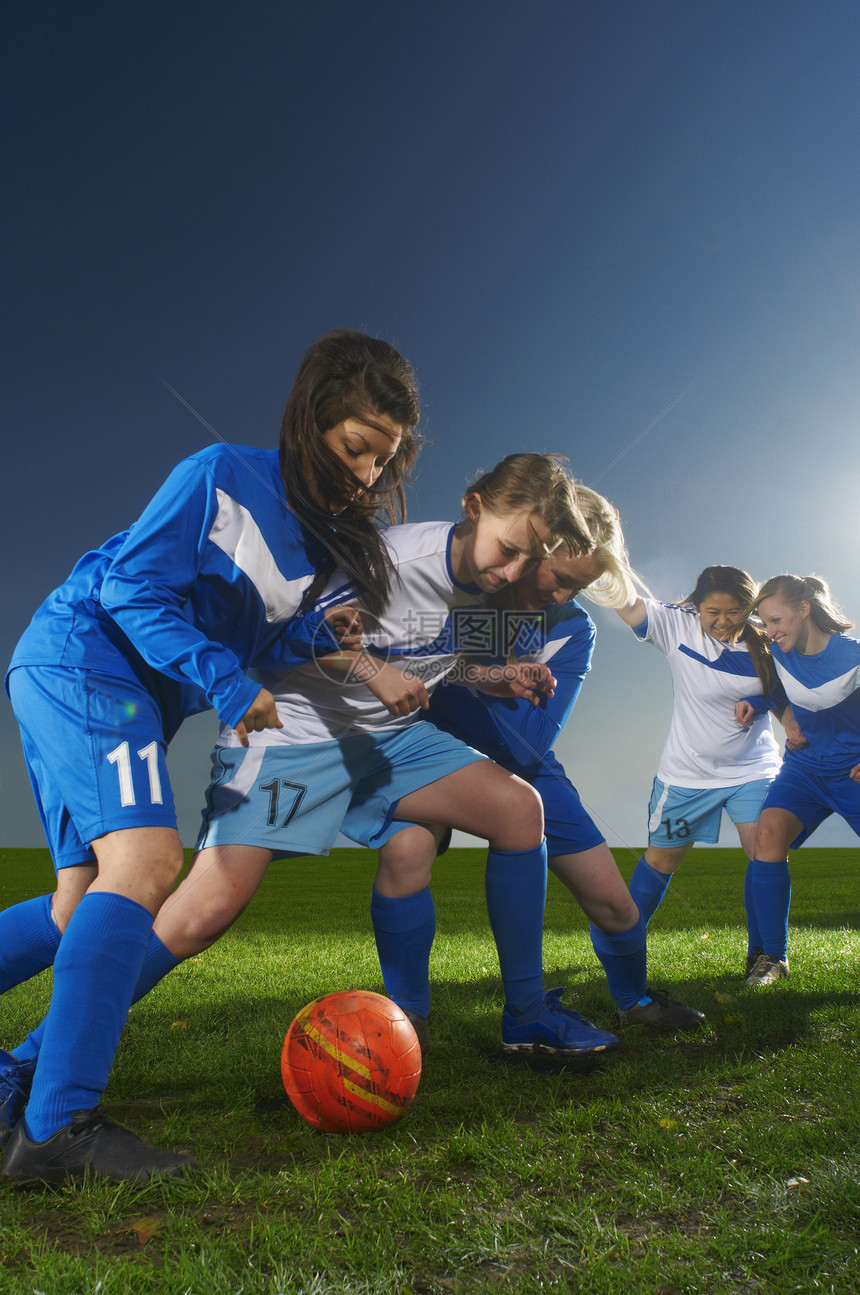 参加足球运动的青年女性图片