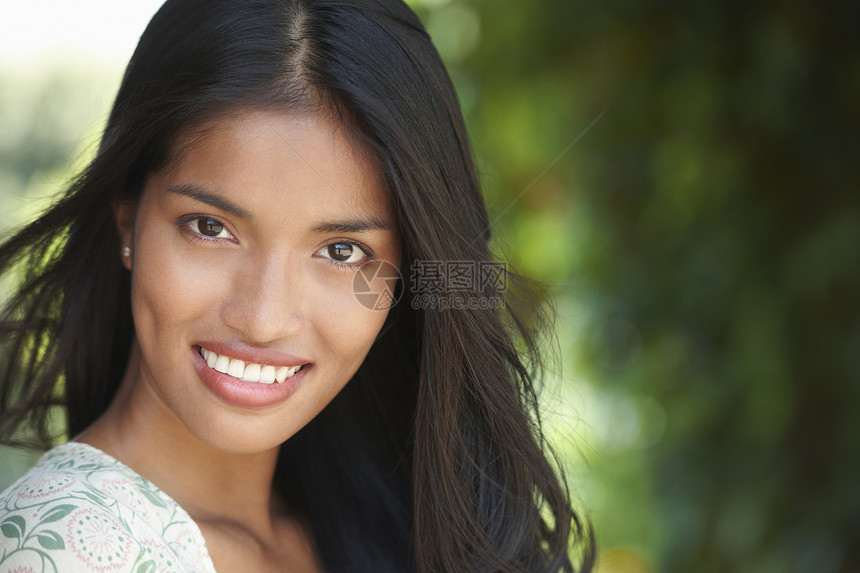 面带微笑的亚洲美女图片