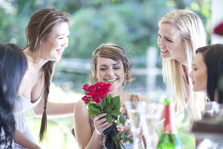 年轻女性户外聚会玩耍图片